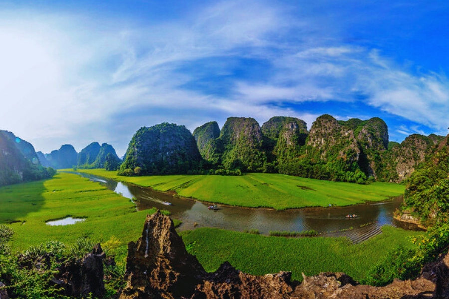 Boat ride through Tam Coc rice fields in Ninh Binh Vietnam with Auasia Travel